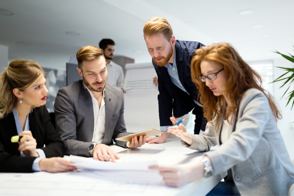 business-people-working-togeth۱er-on-project-and-B3MZ4TX-min