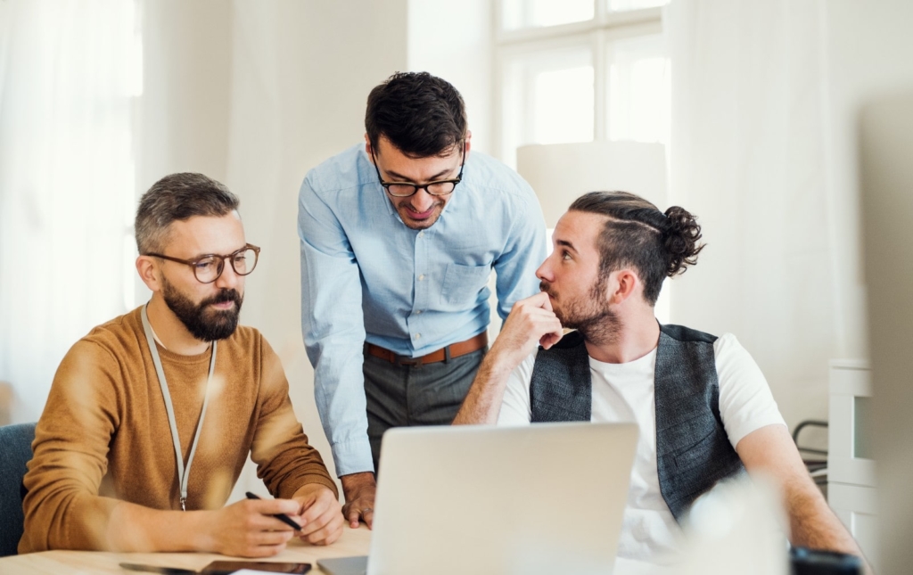 group-of-young-businesspeople۱۱-with-laptop-working-8SHTZUN-1-min