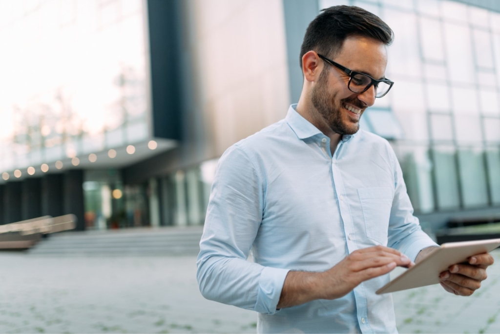 portrait-of-businessman-in-glasses-holding-tablet-AWVHCJ67U-min